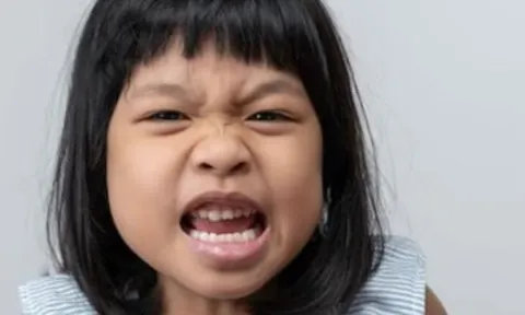 Trẻ EQ thấp có 2 biểu hiện này khi ăn và khi tức giận