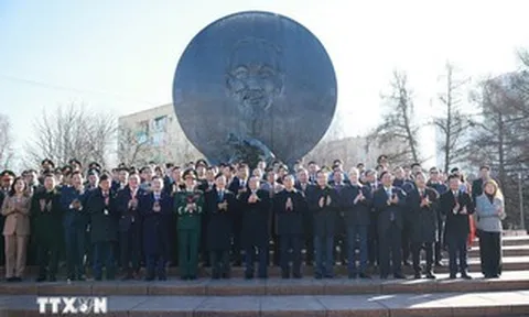 Thủ tướng Phạm Minh Chính đặt hoa tại Tượng đài Chủ tịch Hồ Chí Minh ở Moscow