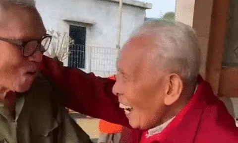 Đi gần 200km về thăm em trai 95 tuổi, anh 103 tuổi reo vui phút hội ngộ