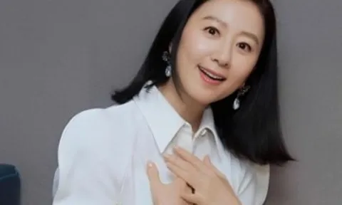 3 thói quen giúp "Nữ hoàng phim ngoại tình" Kim Hee Ae trẻ trung ở tuổi 59