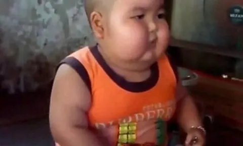 Đầu năm gửi con về quê cho bà nội chăm để đi làm, giờ về người mẹ choáng váng trước diện mạo đứa trẻ