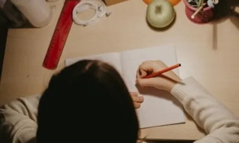 Mẹ Việt nhận "gạch đá" vì tự hào khoe con cấp 1 ngồi học đến khuya, cứ sai là tự tát vào mặt