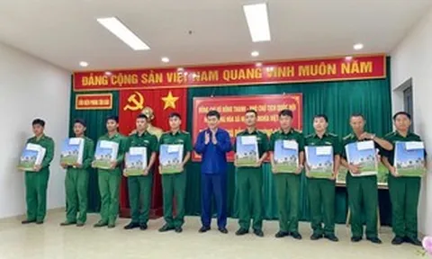 Phó chủ tịch Quốc hội Vũ Hồng Thanh thăm, tặng quà Đồn Biên phòng Côn Đảo