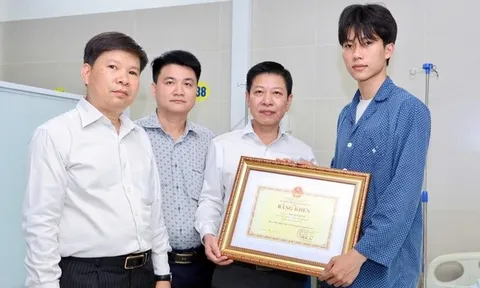 Quyền Bộ trưởng Bộ GDĐT tặng bằng khen cho nam sinh viên cứu người trong đám cháy