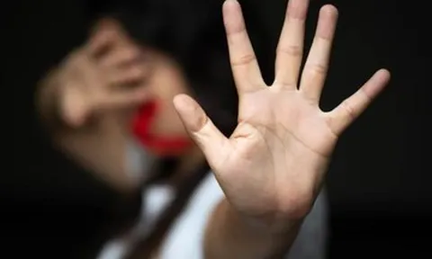 Người mẹ kể cú sốc đầu đời của con gái 16 tuổi khi tham gia nhóm kín trên mạng