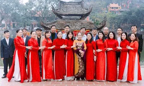 Nhà có 10 con gái ở Hà Nội: 10 chàng rể chống gậy đưa tang bố vợ