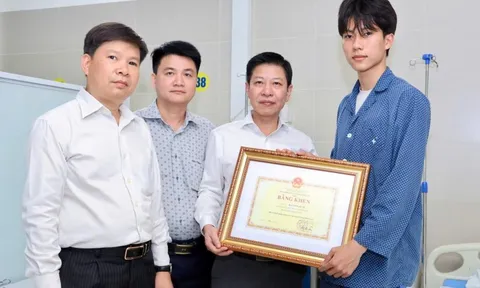 Quyền Bộ trưởng GD&ĐT tặng bằng khen nam sinh cứu người trong đám cháy