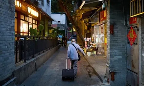 Chuyện xúc động về cụ ông 92 tuổi miệt mài bán sách giữa phố