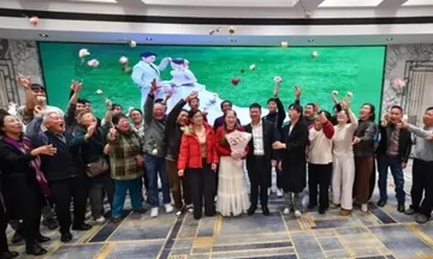 Cô dâu mồ côi được người xung quanh 'chống lưng' trong tiệc lại mặt