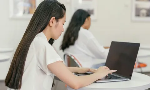 Nghịch lý điểm càng cao, lương càng thấp của Gen Z Mỹ