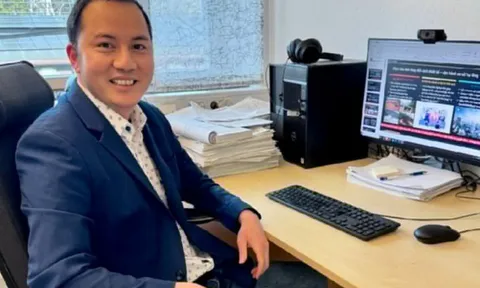 Từ cậu bé Việt lội bùn đi học đến top 2% nhà khoa học ảnh hưởng nhất