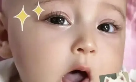 Bé gái 6 tháng tuổi mắt to, mũi cao, lông mày rậm xinh như thiên thần, bị nghi đã được mẹ trang điểm