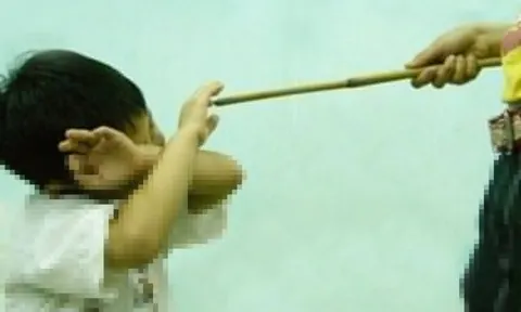 Phụ huynh Cà Mau tự vào trường đánh học sinh 10 roi theo giao kèo'