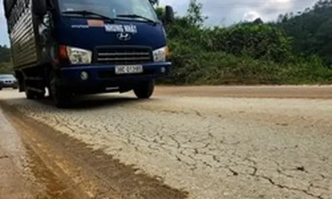 Quốc lộ 15 xuống cấp, chi chít ổ gà, ổ voi