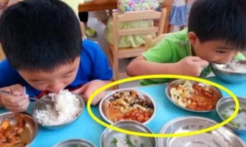 Con khoe ăn 2 bát ở trường mẫu giáo, mẹ nghi ngờ, xem ảnh trong nhóm chat thì bất ngờ