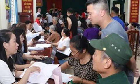 Người dân đổ về nhà văn hóa nhận tiền đền bù đất của siêu dự án Olympic 925.000 tỷ đồng có quy mô lớn nhất lịch sử Vingroup