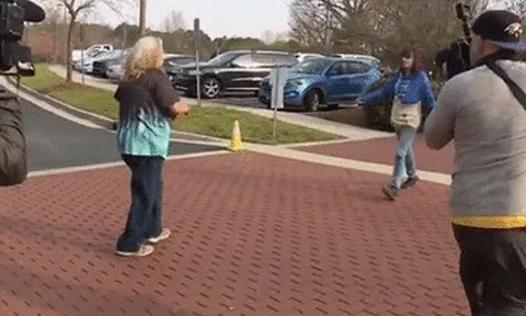 Mẹ mất tích hơn 20 năm bất ngờ xuất hiện, con gái nghẹn ngào