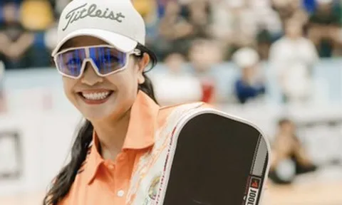 Đại tá Thu Hà ăn mặc trẻ trung, Lệ Quyên sexy thả dáng bên bể bơi