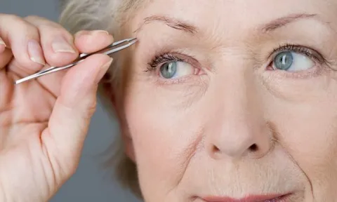 Có cách nào giảm độ thưa của hàng lông mày sau tuổi 50?