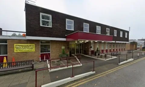 Người già bị bỏ đói, tháng tắm 1 lần tại viện dưỡng lão gây phẫn nộ