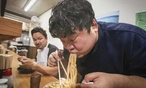 Vì sao người Nhật thanh lịch nhưng khi ăn mì lại phát ra tiếng xì xụp?