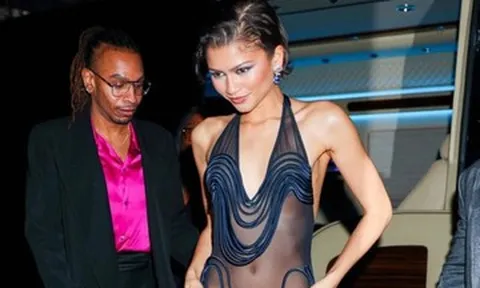 Nữ diễn viên 30 tuổi diện váy xuyên thấu không nội y táo bạo