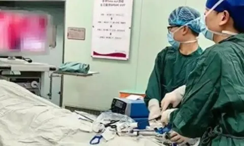 Nữ sinh lớp 9 chưa yêu nhưng bụng ngày càng phình to, bác sĩ siêu âm nhìn rõ thứ trong bụng thì hoảng sợ