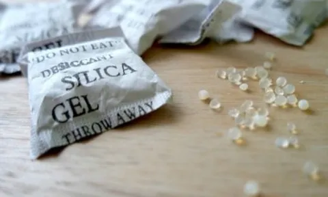 Em bé 3 tuổi nuốt nhầm gói hút ẩm vì tưởng là kẹo, mẹ vội đổ thêm một thứ vào miệng bé, BS khen: "Rất chuyên nghiệp!"