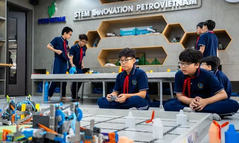 VEX Robotics, máy cắt laser trong phòng STEM ở trường công Hà Nội