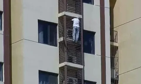 Thót tim cảnh cụ bà 89 tuổi bám ngoài chung cư, leo xuống từ tầng 27
