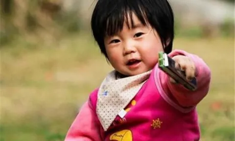 Gửi con gái xinh 3 tuổi về quê bà chăm, mẹ đi xuất khẩu lao động về căng mắt vẫn không nhận ra con