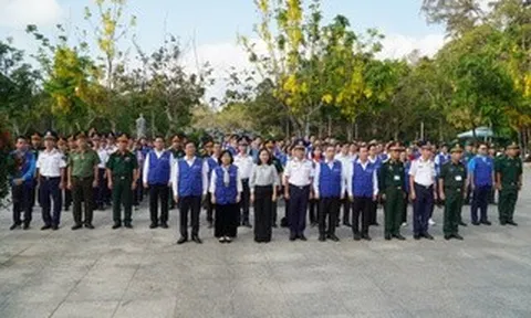 Đoàn đại biểu TPHCM và Bộ Tư lệnh Vùng Cảnh sát biển 3 dâng hương liệt sĩ tại Côn Đảo