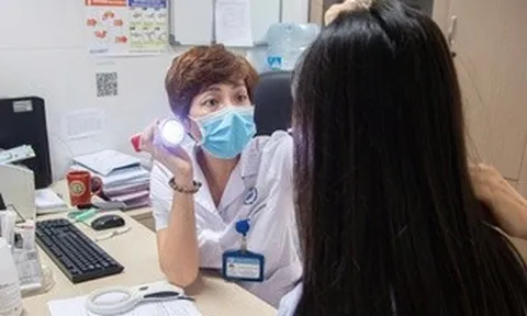 Sau chơi thể thao, nhiều người ngứa da, nổi mẩn vì nắng nóng