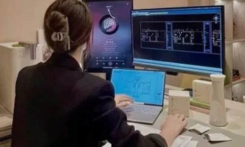 Con trai từ chối mang cơm cho mẹ vì "bận", người phụ nữ khóc nức nở khi về nhà thấy đứa trẻ chỉ đang nằm xem tivi