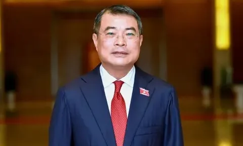 Bộ suit tay bồng của Thủ tướng Lê Minh Hưng gây chú ý giới trẻ