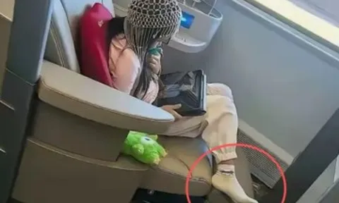 Đăng ảnh con gái trên máy bay “Từ bé đã đi hạng thương gia, sau này liệu có tự ti không?”, bà mẹ bị dân mạng mỉa mai