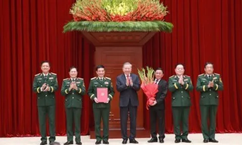 Tổng Bí thư, Chủ tịch nước Tô Lâm trao quyết định của Bộ Chính trị về công tác cán bộ