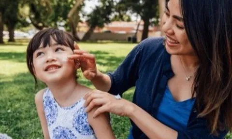 Trẻ bao nhiêu tuổi cần thoa kem chống nắng khi ra ngoài? 14 lưu ý khi chọn và dùng kem chống nắng cho trẻ em