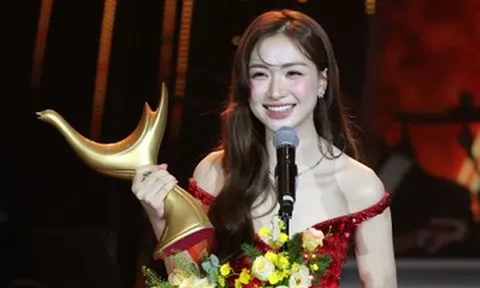 Hòa Minzy đoạt 'Ca sĩ của năm', cầu thủ Đình Bắc cũng sở hữu thêm giải thưởng
