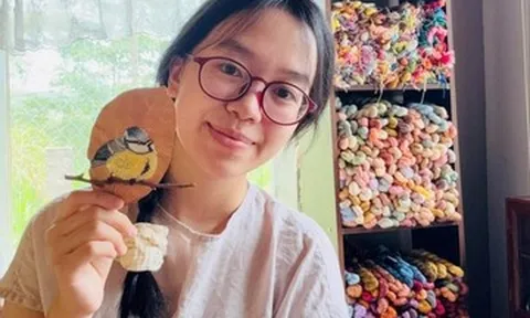 Thấy lá mít rụng đầy sân, cô gái ở Lâm Đồng nhặt về thêu tranh thu tiền triệu