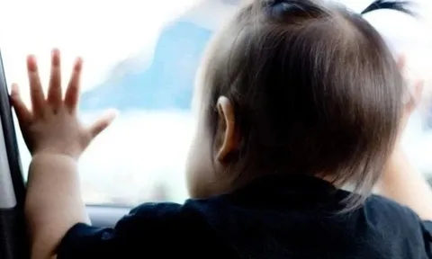 Bé gái 2 tuổi tử vong sau nhiều giờ bị bỏ quên trên ôtô