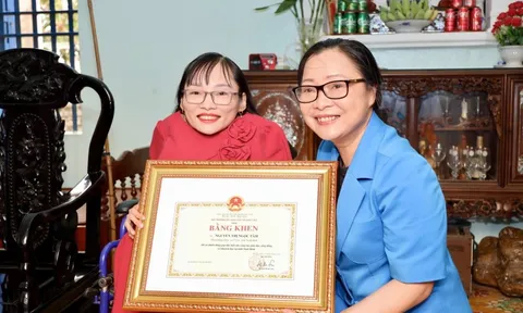 Cô giáo xương thủy tinh nhận bằng khen của Bộ trưởng GD&ĐT