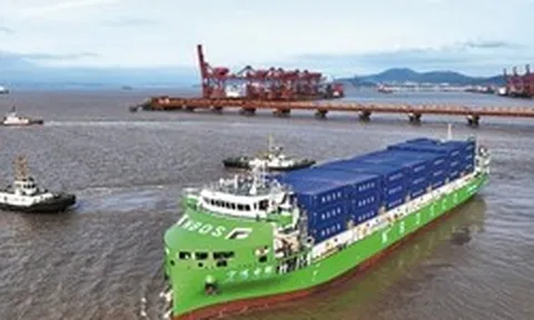 Trung Quốc công bố cỗ máy "cõng container" trên biển gây chấn động: Không chỉ mạnh mà còn thông minh!