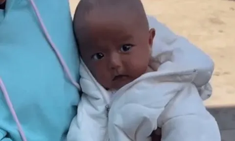 Bố mẹ da trắng nhưng con chào đời da đen khiến cả nhà nghi ngờ, 1 năm sau sự thật được tiết lộ