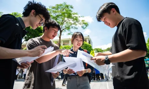 Bằng đại học ngày càng đắt đỏ?