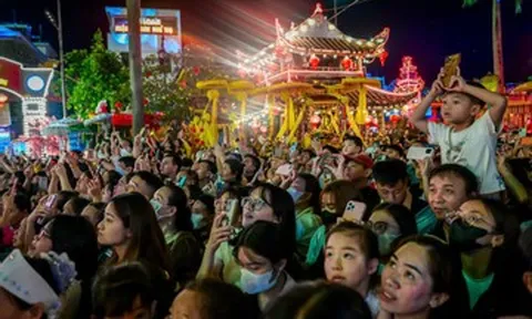 Hàng nghìn người chen chân rước đuốc đăng long tại lễ hội Phủ Dầy