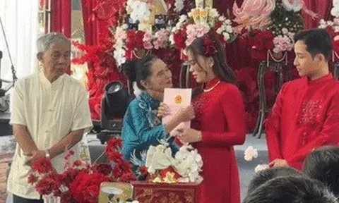 Cô dâu mồ côi bật khóc trong đám cưới khi nhận vàng, sổ đỏ từ ông bà nội