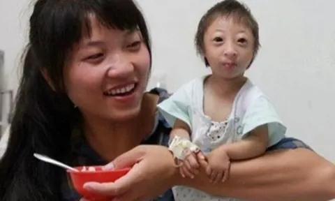 Sinh con có ngoại hình khác lạ được hỏi mua với giá 200 triệu, người mẹ nghèo quyết giữ con và hạnh phúc sau 17 năm