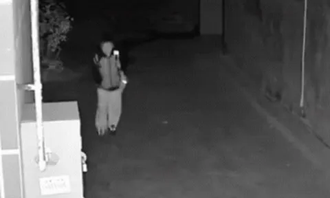 Vô tình kiểm tra camera trước cổng nhà, cậu ruột hết hồn khi thấy cháu trai cấp 1 mang cặp bỏ đi lúc 1 giờ sáng