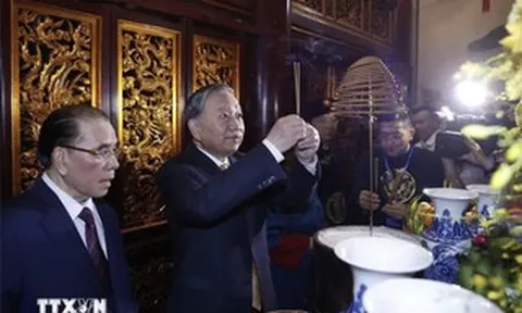 Tổng Bí thư, Chủ tịch nước Tô Lâm dâng hương tưởng niệm các vua Hùng